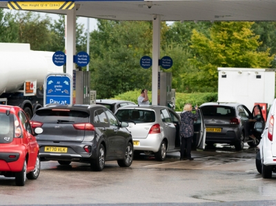 Британию охватил хаос из-за нехватки бензина: километровые очереди, драки