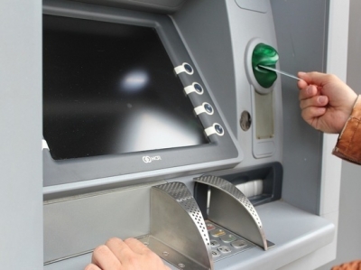 Эксперт объяснил, почему нужно забирать чеки на кассе и в банкоматах